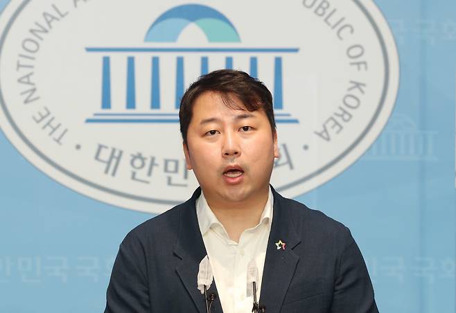 지난 대선 당시 윤석열 캠프 청년본부장, 인수위 청년소통TF 단장을 맡았던 장예찬 청년재단 이사장이 18일 국회 소통관에서 국민의힘 이준석 전 대표의 최근 행보에 대해 비판 성명을 발표하고 있다. 김성룡 기자