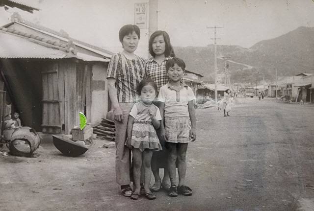 ▲ ‘희열네 방앗간’으로 불리는 양구떡방앗간은 1959년 쯤 문을 열어 60여년의 세월을 지나며 주민들과 동고동락하고 있다. 흑백사진의 뒤쪽으로 1970년대의 방앗간 일부와 당시의  양구읍내 거리 모습이 보인다.