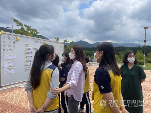 ▲ 한국사 이정선(33세) 교사가 학생들과 함께 소녀상 의미를 배울 수 있는 퀴즈를 풀고 있다.
