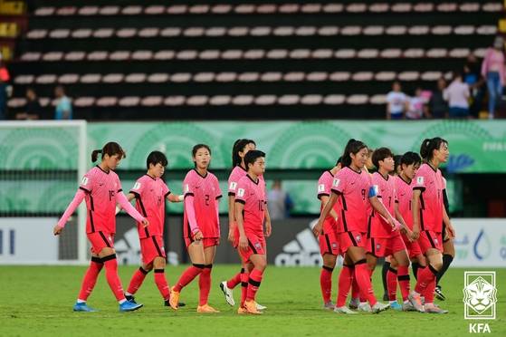 The Korean U-20 women's football team leave the field after losing to Nigeria in their second game of the U-20 Women's World Cup at Estadio Alejandro Morera Soto in Alajuela, Costa Rica on Aug. 14.  [NEWS1]