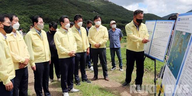 김영록 전남도지사는 지난 4일 노화‧보길도 가뭄현장을 방문해 “앞으로 가뭄으로 상수도 공급문제가 발생하지 않도록 근본적 해결을 위해 해저관로를 통한 광역상수도 구축사업을 신속히 추진해야 한다”고 밝혔다.[사진=전남도]