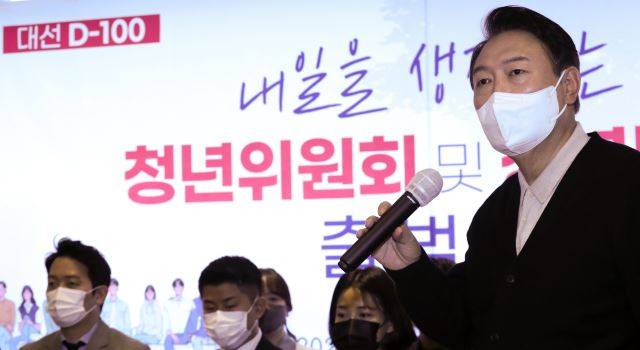 윤석열 당시 국민의힘 대선 후보가 지난해 11월 28일 오후 서울 여의도 한 카페에서 열린 '대선 D-100, 내일을 생각하는 청년위원회 및 청년본부 출범식'에 참석해 발언을 하고 있다. 국회사진기자단