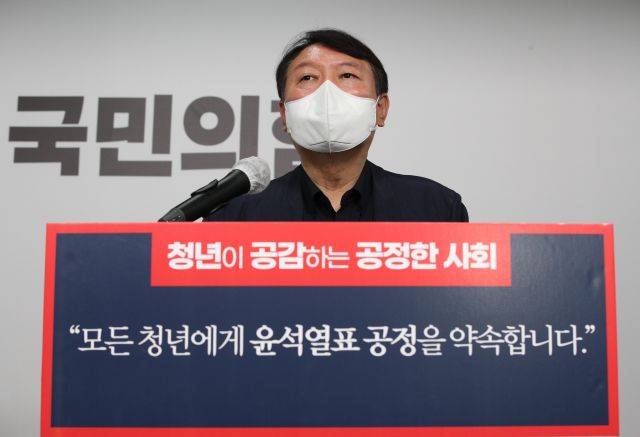 윤석열 당시 국민의힘 대선 경선 후보가 지난해 10월 21일 오전 서울 여의도 국민의힘 중앙당사에서 청년정책 공약을 발표하고 있다. 연합뉴스