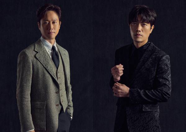 넷플릭스 시리즈 ‘모범가족’에서 가족을 지키려다 위기에 빠진 주인공 동하 역을 맡은 배우 정우(왼쪽)와 마약 조직 2인자 광철 역을 맡은 배우 박희순. 넷플릭스 제공