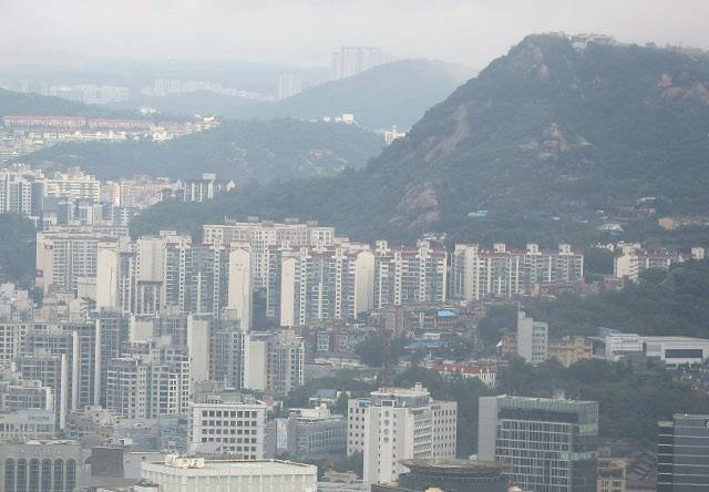 서울 중구 남산공원에서 바라본 도심 아파트 단지 모습. 뉴시스