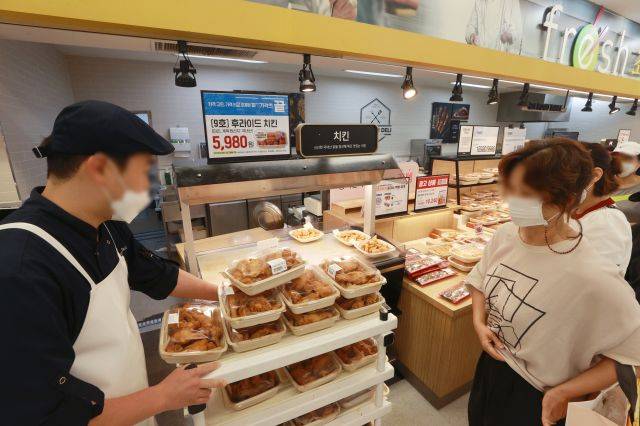 소비자들이 18일 서울 성동구 이마트 성수점에서 일주일간 5980원 특가에 판매되는 후라이드 치킨을 사기 위해 줄을 서있다. 연합뉴스