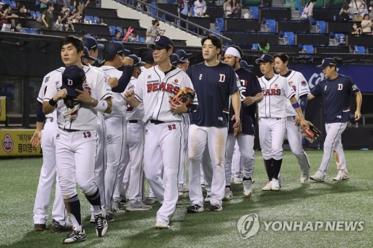 18일 서울 송파구 잠실야구장에서 열린 2022 프로야구 KBO리그 키움 히어로즈와 두산 베어스의 경기. 10-2로 대승을 거둔 두산 선수들이 자축하고 있다. [연합뉴스]