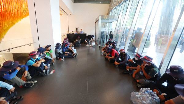 전국민주노동조합총연맹(민주노총) 공공운수노조 화물연대가 지난 16일 서울 강남구 하이트진로 본사에서 점거 농성을 하고 있다. [사진 출처 = 연합뉴스]