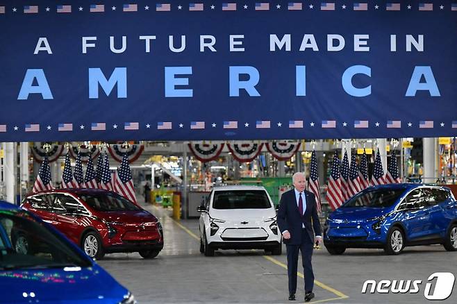 (디트로이트 AFP=뉴스1) 우동명 기자 = 조 바이든 미국 대통령이 17일(현지시간) 미시간주 디트로이트의 GM 전기차 팩토리 제로를 방문해 연설을 하기 위해 도착을 하고 있다.  (C) AFP=뉴스1