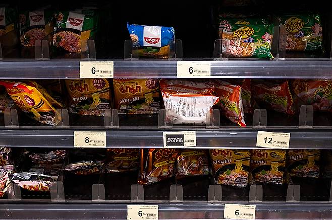 태국 대표 라면 브랜드의 일반 라면 가격이 모두 6바트(약 222원)로 통일된 채 마트에 진열돼 있다. /사진=블룸버그