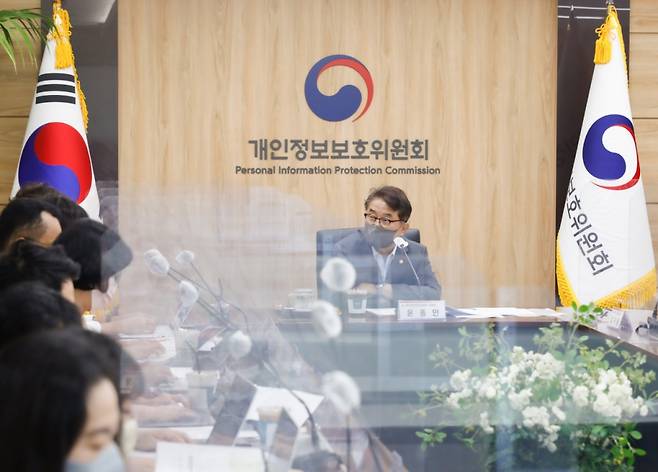 윤종인 개인정보보호위원회 위원장이 8월 18일 오전 정부서울청사에서 개최된 출입기자단 간담회에서 참석자들에게 출범 2주년을 맞아 그간의 정책성과를 공유하고 향후 주요정책 추진방향을 설명하고 있다. / 사진제공=개인정보보호위원회