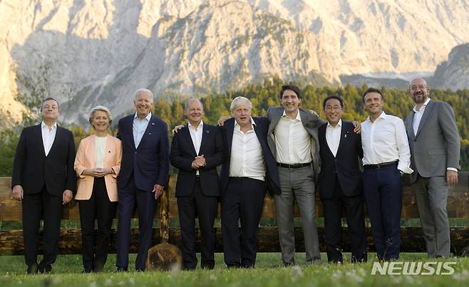 [크루엔=AP/뉴시스] 주요 7개국(G7) 정상회의가 지난6월26일(현지시간) 독일 크루엔의 엘마우성에서 개막해 G7 정상이 기념 촬영을 하고 있다. 왼쪽부터 마리오 드라기 이탈리아 총리, 우르줄라 폰데어라이엔 유럽연합 집행위원장, 조 바이든 미국 대통령, 올라프 숄츠 독일 총리, 보리스 존슨 영국 총리, 쥐스탱 트뤼도 캐나다 총리, 기시다 후미오 일본 총리, 에마뉘엘 마크롱 프랑스 대통령, 샤를 미셸 유럽이사회 의장. 2022.08.17.