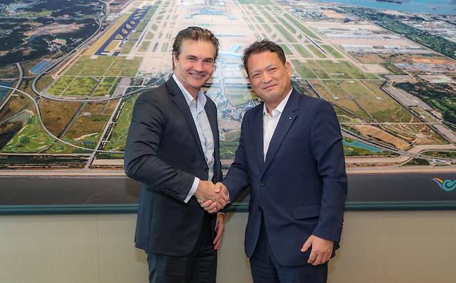 [인천공항=뉴시스] 홍찬선 기자 = 김경욱(오른쪽) 인천공항공사 사장은 지난 17일 인천국제공항공사 회의실에서 열린 공사-스위스포트 인터내셔널 상호협력회의에 참석해 브래드 모어 스위스포트 인터내셔널 아시아·오세아니아지역 총괄 책임자와 기념촬영을 하고 있다. 2022.08.18. (사진=인천공항공사 제공) photo@newsis.com  *재판매 및 DB 금지