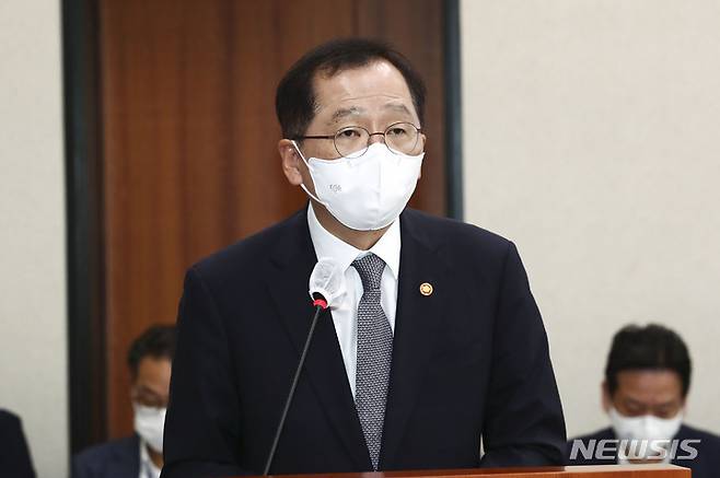 [서울=뉴시스] 최진석 기자 = 조승환 해양수산부 장관. (공동취재사진) 2022.08.17. photo@newsis.com