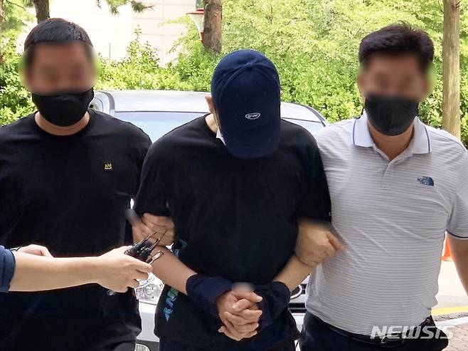 [인천=뉴시스] 이루비 기자 = 낮 시간대에 카페에 침입해 업주를 성폭행하려다 미수에 그친 뒤 전자발찌를 끊고 도주했던 30대 남성이 18일 오후 인천 미추홀구 인천지법에서 열린 영장실질심사에 출석하고 있다. 2022.08.18. ruby@newsis.com