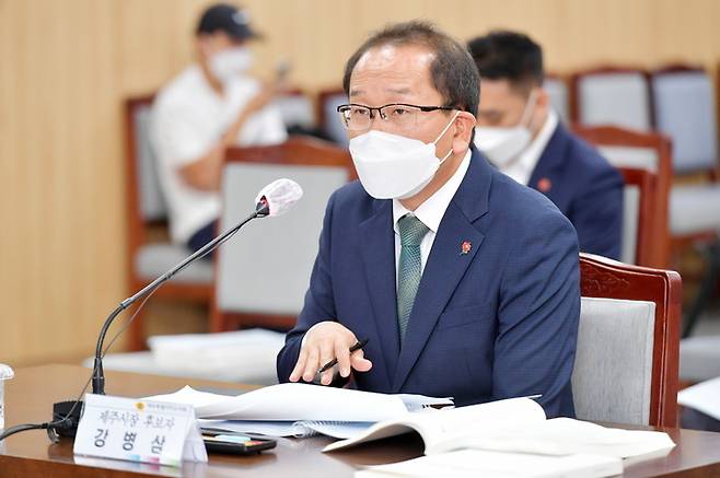 [제주=뉴시스] 양영전 기자 =강병삼 제주시장 지명자가 18일 오전 열린 제주도의회 행정시장 인사청문특별위원회에 참석해 질의에 답변하고 있다. (사진=제주도의회 제공) 2022.08.18. photo@newsis.com  *재판매 및 DB 금지