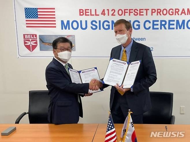 [사천=뉴시스] 홍정명 기자= 경남 사천시 소재 ㈜대신항공 이경근(인쪽) 대표가 18일 본사에서 미국 Bell Textron사 존 리히텐펠드 아시아 옵셋 프로그램 매니저와 동체 구조물 공급 협약을 체결하고 있다.(사진=경남테크노파크 항공우주센터 제공) 2022.08.18. photo@newsis.com