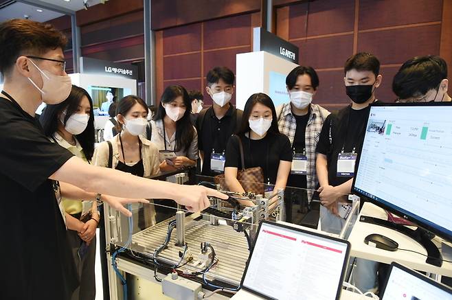 [서울=뉴시스]18일 서울 코엑스에서 열린 '2022 인공지능대학원 심포지엄' LG전자 부스 담당자가 스마트 팩토리를 위한 AI 솔루션 기술을 시연하고 있다. (사진 = LG) photo@newsis.com *재판매 및 DB 금지