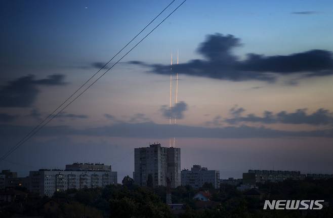 [하르키우=AP/뉴시스] 18일 새벽(현지시간) 러시아군이 벨고로드 지역에서 우크라이나 진영을 향해 발사하는 로켓이 우크라이나 하르키우에서 관측되고 있다. 2022.08.18.