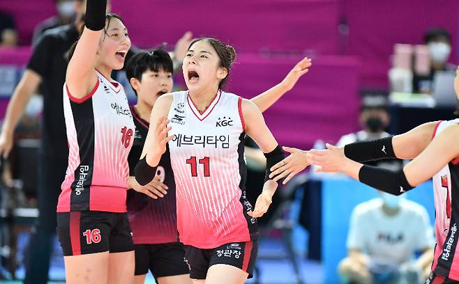 인삼공사 고의정(오른쪽), 박혜민(11번)이 18일 '2022 순천·도드람컵 프로배구대회' 도로공사와 경기에서 득점한 뒤 환호하고 있다. KOVO