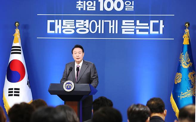 윤석열 대통령이 17일 서울 용산 대통령실 브리핑룸에서 열린 취임 100일 기자회견을 하고 있다. 대통령실통신사진기자단