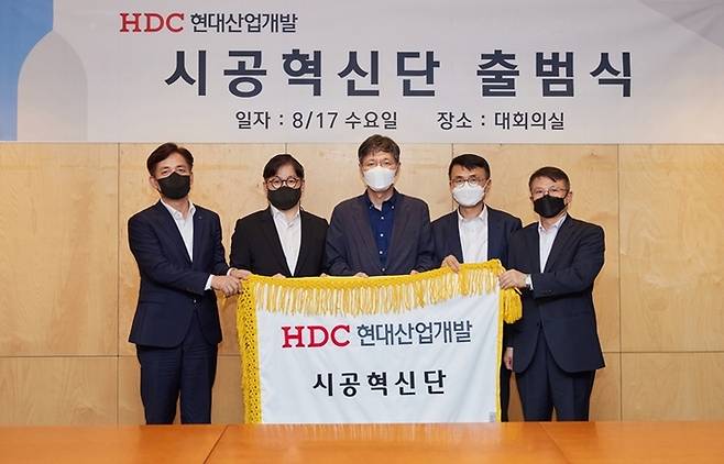 지난 17일 HDC현대산업개발의 시공혁신단 출범식이 끝나고 관계자들이 기념촬영을 하고 있다. 왼쪽부터 정익희 최고전략책임자(CSO), 최익훈 대표이사, 박홍근 시공혁신단 단장, 박호종 시공혁신단 부단장, 조태제 건설본부장.     HDC현대산업개발 제공