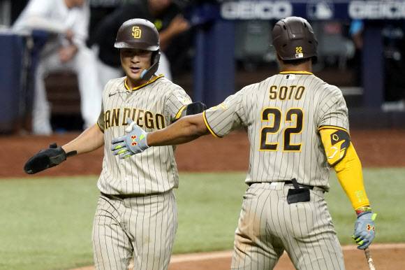 - 18일(한국시간) 미국 플로리다주 마이애미 론디포 파크에서 열린 미국프로야구 메이저리그(MLB) 샌디에이고 파드리스와 마이애미 말린스 경기에서 김하성(27왼쪽)이 홈으로 들어오며 동료와 하이파이브를 하고 있다.AFP 마이애미 연합뉴스