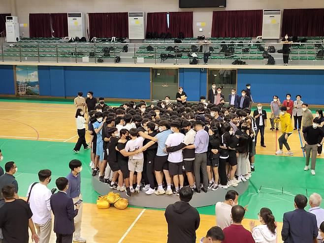 단양중학교 학생들이 시루섬의 기적을 재현하기 위해 물탱크 위 생존실험을 하고 있다. 단양군 제공.