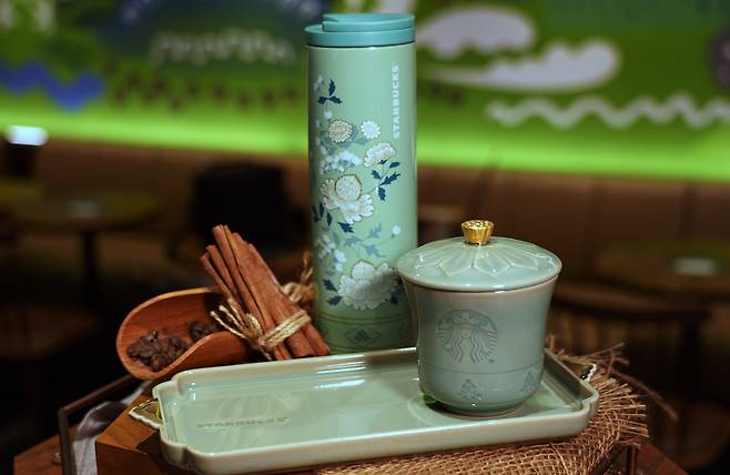 강진청자와 스타벅스가 손 잡고 제작한 2022년 광복절 기념 상품. 스타벅스 제공