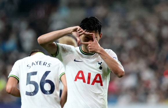 13일 서울월드컵경기장에서 열린 팀 K리그와 잉글랜드 프로축구 프리미어리그 토트넘 홋스퍼의 친선경기에서 토트넘 손흥민이 멀티골을 넣은 뒤 세리머니를 하고 있다. 2022.7.13 연합뉴스