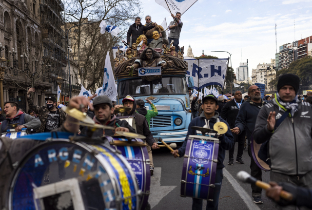 아르헨티나 부에노스아이레스에서 17일(현지 시간) 인플레이션에 대응한 임금 인상 등을 요구하는 노조 시위가 벌어졌다.AP연합뉴스