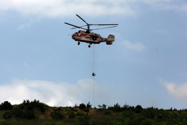 산림항공본부 소속 공중진화대가 헬기를 이용해 산불지역에 투입되는 훈련을 실시하고 있다. 사진제공=산림청