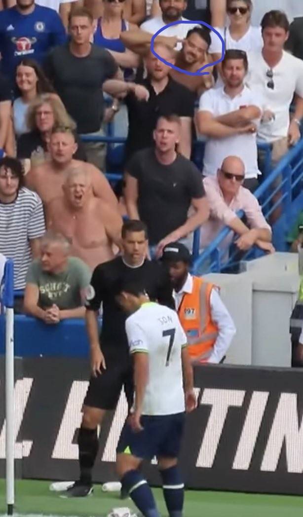 손흥민을 향해 인종차별 의미가 담긴 찢어진 눈 동작을 취하고 있는 첼시 팬.  토트넘 팬 트위터 계정(@SpursMarchingIn) 캡처