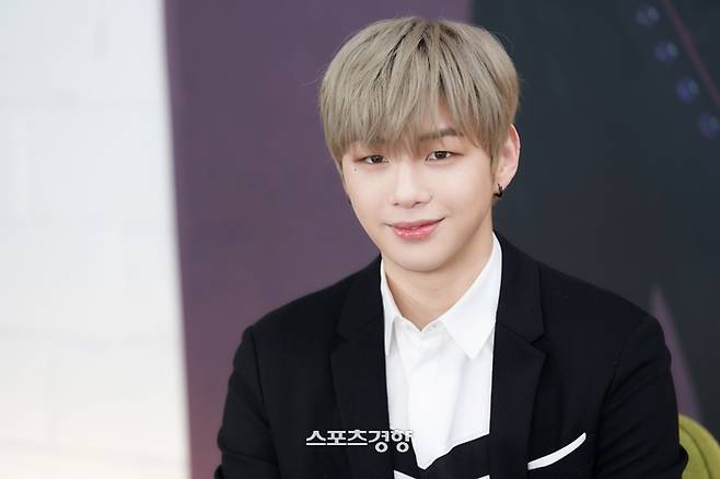 가수 강다니엘이 18일 코로나19 확진 소식을 전했다. 소속사 제공