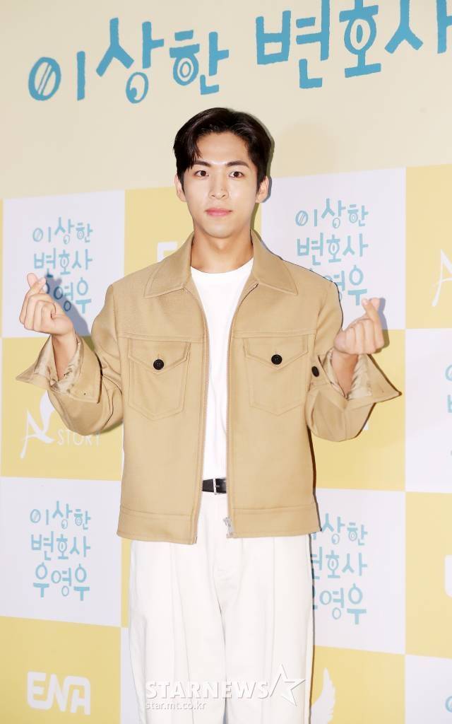 배우 주종혁이 18일 오후 서울 용산구 아이파크몰 CGV에서 열린 ENA 수목드라마 '이상한 변호사 우영우' 마지막회 단체 관람 행사에 참석해 포즈를 취하고 있다.  '이상한 변호사 우영우'는 천재적인 두뇌와 자폐스펙트럼을 동시에 가진 신입 변호사 우영우(박은빈 분)의 대형 로펌 생존기로, 현재 14회까지 최고 시청률 15.8%를 기록하며 뜨거운 인기를 모았다. 현재 시즌2 제작이 논의 중이다. 2022.08.18 /사진=김창현 기자 chmt@