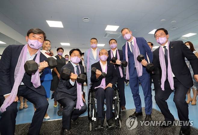 반다비체육센터에서 '영차' (광주=연합뉴스) 박철홍 기자 = 18일 오전 광주 북구  반다비체육센터 개관식에 참석한 내외 귀빈들이 시설을 둘러보며 아령을 들어 보이고 있다. 2022.8.18