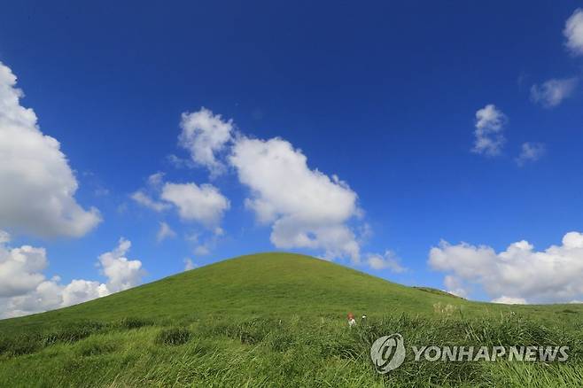 제주의 푸른 하늘과 오름 [연합뉴스 자료사진]