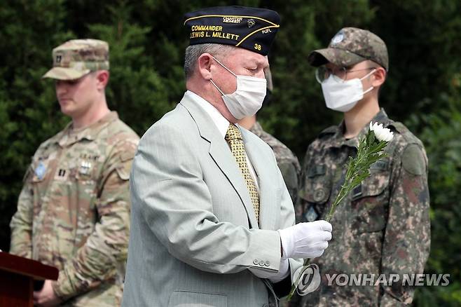 판문점 8.18 도끼만행사건 희생자 46주기 추모식 (서울=연합뉴스) 18일 경기도 파주시 캠프 보니파스에서 열린 '판문점 8.18 도끼만행사건 희생자 46주기 추모식'에서 참석자가 사건이 발생한 장소에 세워진 추모비에 헌화하고 있다. 2022.8.18 [국방일보 제공. 재판매 및 DB 금지] photo@yna.co.kr