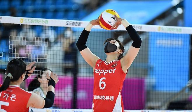 페퍼저축은행 세터 이고은 (서울=연합뉴스) 페퍼저축은행 세터 이고은이 18일 전남 순천 팔마체육관에서 열린 2022 순천·도드람컵 프로배구대회 여자부 B조 현대건설과의 경기에서 세트를 하고 있다. [한국배구연맹 제공. 재판매 및 DB금지]