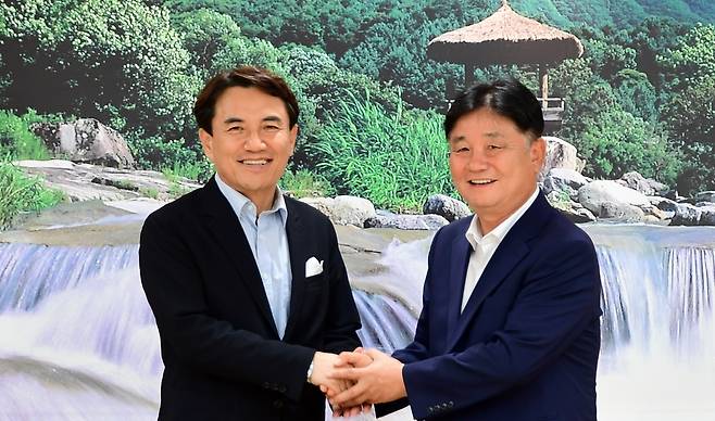 김진태 강원지사(왼쪽)와 최문순 화천군수 [화천군 제공.재판매 및 DB 금지]