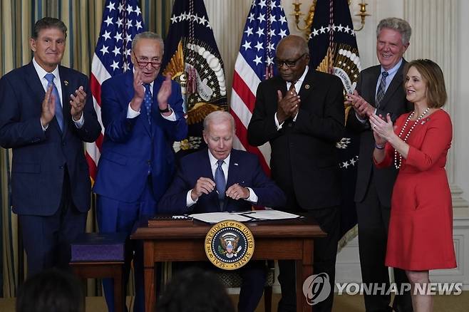 바이든, 인플레 감축법 서명…한국산 전기차 보조금 제외 '비상'