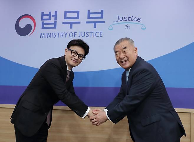 기념촬영을 하는 한동훈(왼쪽) 법무부 장관과 이기수(오른쪽) 한국법학원장 [법무부 제공. 재판매 및 DB 금지]