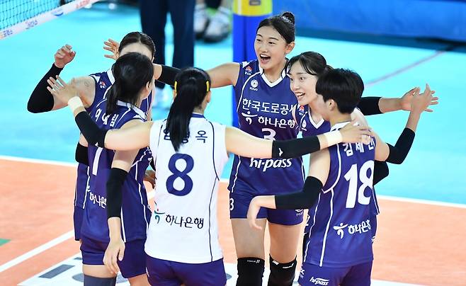 기뻐하는 한국도로공사 선수들 (서울=연합뉴스) 한국도로공사 선수들이 18일 전남 순천 팔마체육관에서 열린 KGC인삼공사와의 2022 순천·도드람컵 프로배구대회 여자부 B조 예선 3차전에서 득점한 뒤 기뻐하고 있다. [한국배구연맹 제공. 재판매 및 DB 금지]