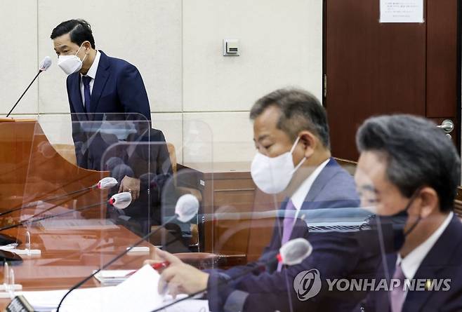 답변하는 김순호 행안부 경찰국장 (서울=연합뉴스) 하사헌 기자 = 국회 행정안전위원회 전체회의가 18일 서울 여의도 국회에서 열렸다. 김순호 행정안전부 경찰국장이 의원의 질의에 답변하고 있다. 2022.8.18 [국회사진기자단] toadboy@yna.co.kr