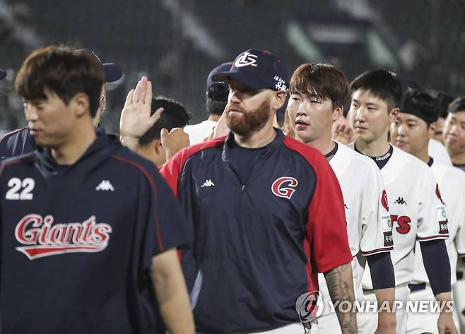롯데, kt에 짜릿한 1-0 승리 (부산=연합뉴스) 강덕철 기자 = 18일 부산 사직야구장에서 열린 프로야구 kt 위즈와 롯데 자이언츠의 경기에서 1-0으로 승리한 롯데 선수들이 기쁨을 나누고 있다. 2022.8.18 kangdcc@yna.co.kr