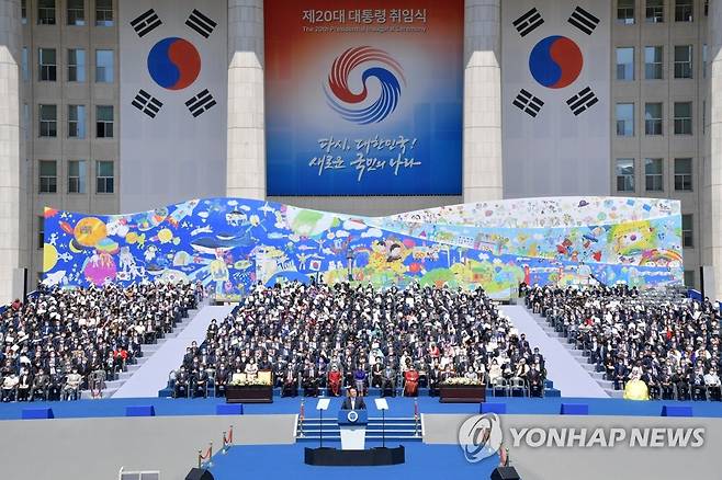 취임사하는 윤석열 대통령 (서울=연합뉴스) 백승렬 기자 = 윤석열 대통령이 10일 국회에서 열린 제20대 대통령 취임식에서 취임사를 하고 있다. 2022.5.10 [국회사진기자단] srbaek@yna.co.kr