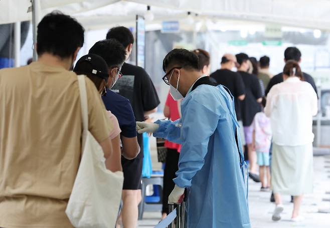 19일 서울 마포구 보건소 코로나19 선별진료소를 찾은 시민들이 검사를 받기 위해 차례를 기다리고 있다. (사진=연합뉴스)