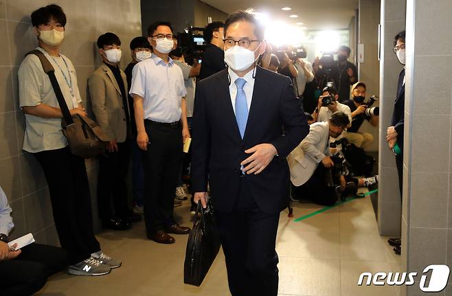 윤석열정부 초대 공정거래위원장으로 지명된 한기정 서울대 법학전문대학원 교수가 19일 오전 서울 중구 한국공정거래조정원에 마련된 인사청문회 준비 사무실로 출근하고 있다. 2022.8.19/뉴스1 ⓒ News1 이동해 기자