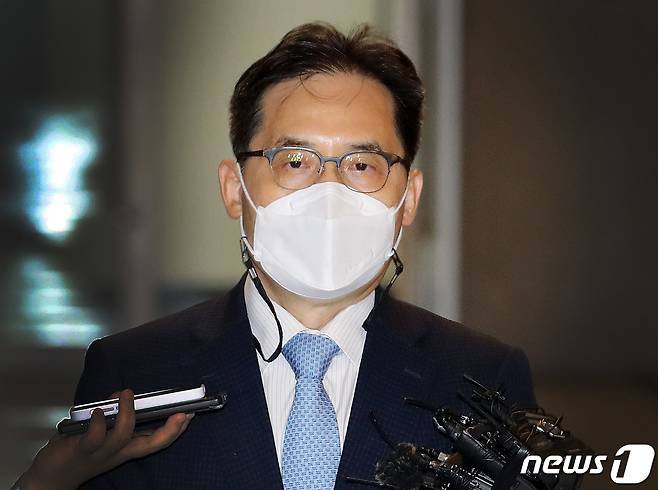 윤석열 정부 초대 공정거래위원장으로 지명된 한기정 서울대 법학전문대학원 교수가 19일 오전 서울 중구 한국공정거래조정원에 마련된 인사청문회 준비 사무실로 출근하며 입장을 밝히고 있다. 2022.8.19/뉴스1 ⓒ News1 이동해 기자