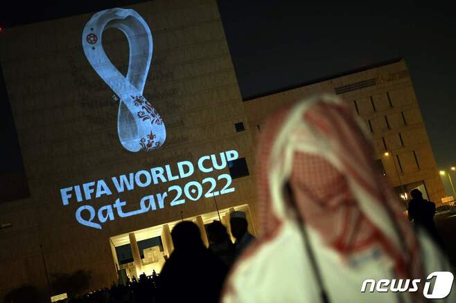 카타르 수도 도하의 한 건물에 2022 카타르 월드컵 공식 로고가 투영돼 있다.  2019.09.03  ⓒ AFP=뉴스1